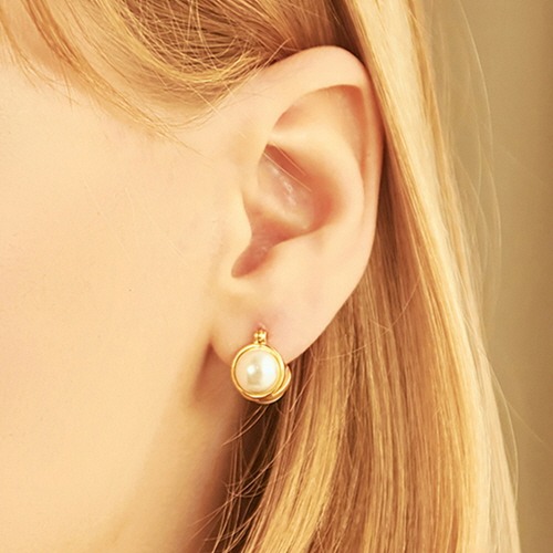 [엄지윤 착용] 18k gold plated button pearl-earring